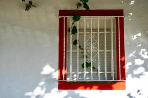 ventana en la fachada blanca de la casa foto