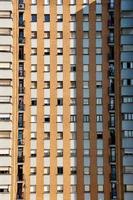 Ventanas en la fachada del edificio. foto