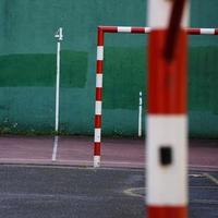 vieja portería abandonada de fútbol callejero foto