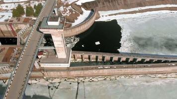 toma aérea de la central hidroeléctrica video
