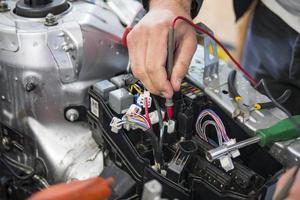 electricista de automóviles repara probador de automóviles y fusibles y pinzas foto