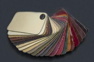 catálogo de abanicos con muestras de cuero de colores foto