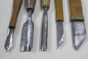 cuchillos y cinceles para tallar madera foto