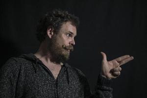 Hombre barbudo con bigote con emociones en su rostro foto