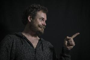 Hombre barbudo con bigote con emociones en su rostro foto