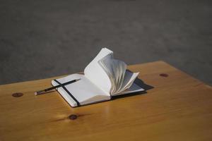 cuaderno sobre la mesa en la naturaleza foto