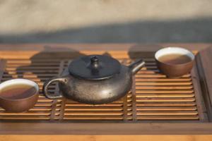 Conjunto chino vintage con tetera yixing ceremonia del té negro sobre fondo verde foto