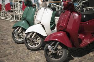 Tres ciclomotores pintados en los colores de la bandera italiana. foto