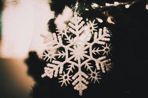 Fondo mágico holidayct gr con copos de nieve cayendo parpadeantes sobre fondo blanco de luces de Navidad