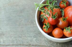 Cerca de tomates cherry foto