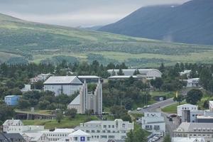 Vista de un centro de la ciudad y la iglesia Akureyrarkirkja en Akureyri en Islandia foto