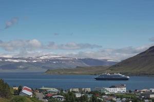 Acoplamiento de cruceros en la aldea de isafjordur en Islandia foto