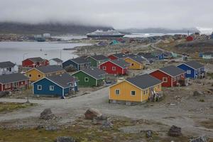 Arquitectura y coloridas casas en la pequeña ciudad de Nanortalik en Groenlandia foto