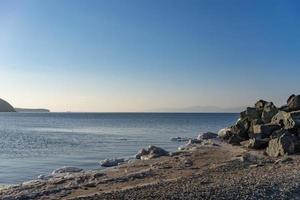 paisaje marino con una costa rocosa vladivostok foto