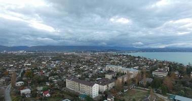 fotografía aérea de la ciudad de la tarde bajo el cielo nublado foto