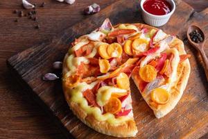 pizza de pan plano en tabla de madera para pizza foto