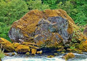 Big River Rock en el norte del río Santiam en el parque del condado de Niágara cerca de puertas o foto