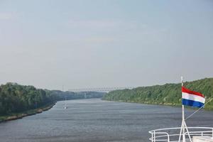 Crucero navegando por el canal de Kiel en Alemania foto