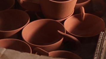 lerkrukor i en keramisk studioverkstad video