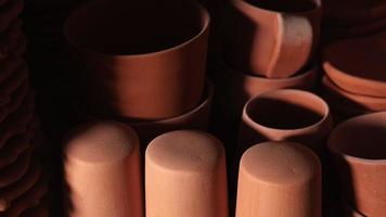 potes de barro em ateliê de cerâmica video