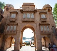 La puerta del lago gadisar en jasailmer, Rajasthan, India foto