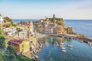 Vernazza village en el parque nacional de Cinque Terre al atardecer Italia