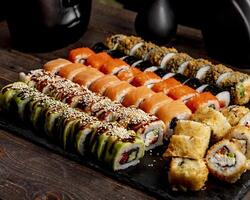 sushi y rollos con salsa en la mesa. foto