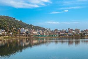 paisaje del lago fewa en pokhara nepal foto