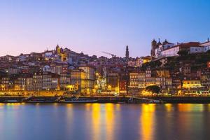 La plaza de la Ribeira en Porto por el río Duero en Portugal