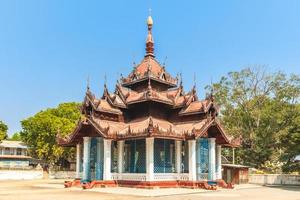 Zayat que alberga la campana de mingun en myanmar foto