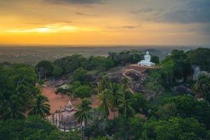 Mihintale en Anuradhapura, Sri Lanka al atardecer foto
