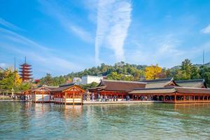 Santuario de Itsukushima en la isla de Miyajima en Hiroshima, Japón foto