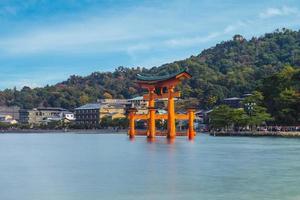 Torii flotante del santuario itsukushima en Hiroshima en Japón foto