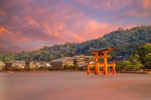 Torii flotante del santuario itsukushima en Hiroshima en Japón foto