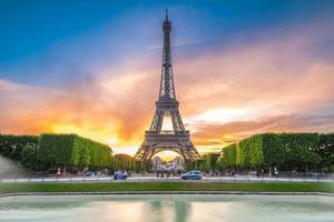 La torre Eiffel es la estructura más alta de París, Francia. foto