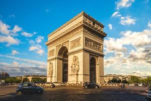 Arco del Triunfo también conocido como arco triunfal en París, Francia foto