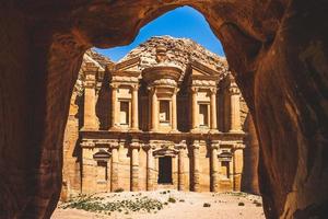 ad deir también conocido como el monasterio ubicado en petra en jordania foto
