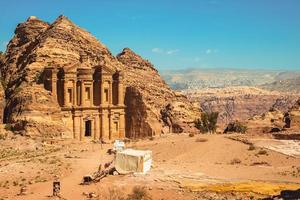 ad deir también conocido como el monasterio ubicado en petra en jordania foto