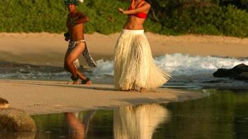 polynesische Tänzer treten am Strand in Hawaii auf, Zeitlupe video