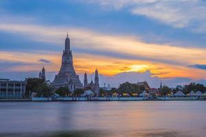Wat Arun por el río Chao Phraya en Bangkok, Tailandia