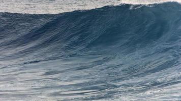 boucles de vagues puissantes sur la côte nord d'hawaï, mouvement lent