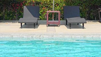 piscina al aire libre en el hotel resort para vacaciones video