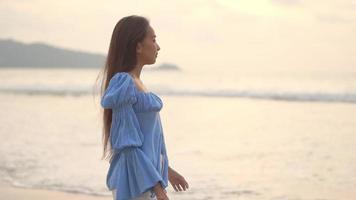 mujer asiática disfrutar alrededor de la hermosa playa mar océano video