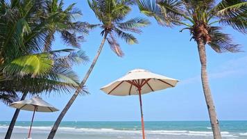 prachtig tropisch strand zee oceaan met blauwe lucht en witte wolk video