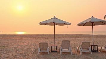 schöner Sonnenuntergang am tropischen Strand und Meer video