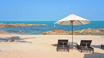 bellissima spiaggia tropicale mare oceano con cielo blu e nuvole bianche video