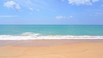 linda praia tropical mar oceano com céu azul e nuvem branca video