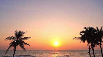 lindo pôr do sol na praia tropical e no mar video