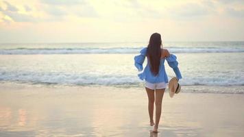 la donna asiatica si diverte intorno alla bellissima spiaggia mare oceano video