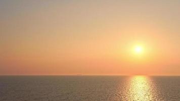 vacker solnedgång på den tropiska stranden och havet video